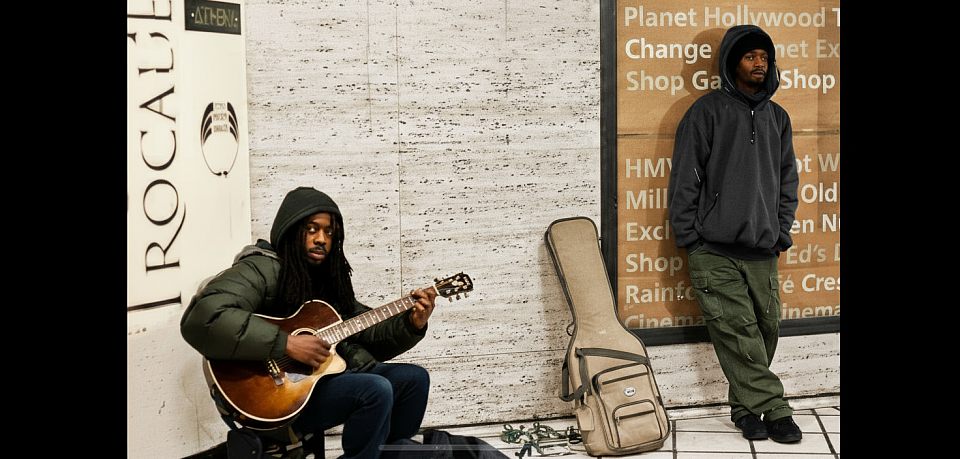 Busking @ Piccadilly Circus London with Terry Walters Rip